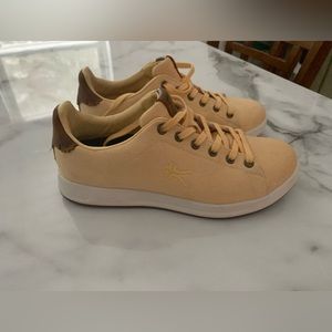 KURU Sneakers